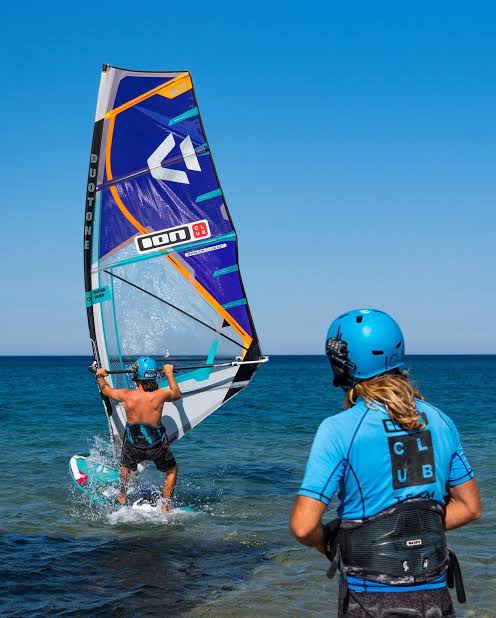 Windsurfing beginner course Koh Samui — water starts and tacking technique on lagoon
